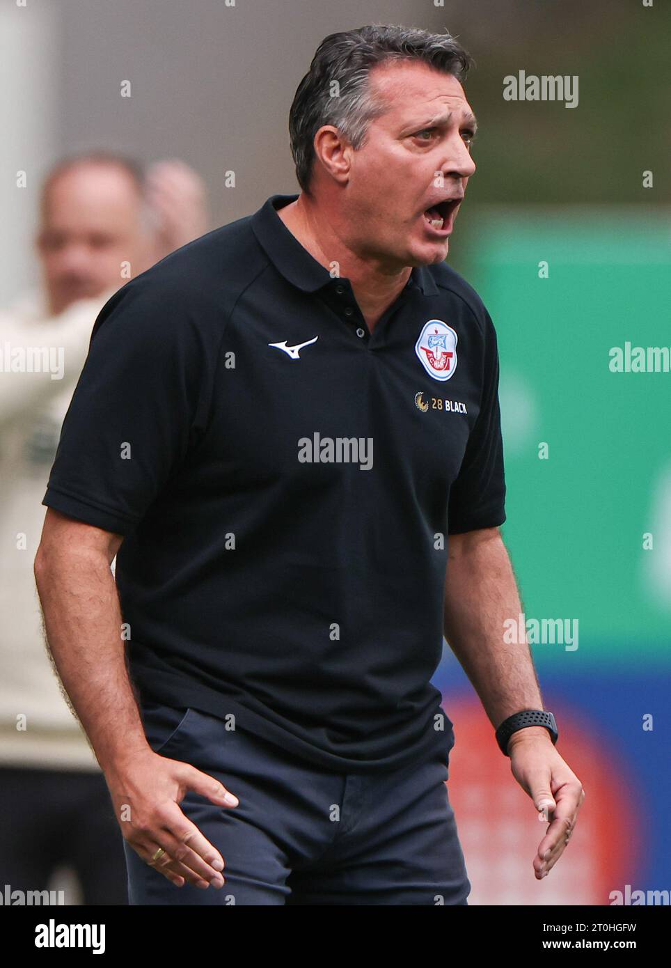 07 octobre 2023, Bavière, Fürth : football : 2. Bundesliga, SpVgg Greuther Fürth - Hansa Rostock, Journée 9 au Sportpark Ronhof Thomas Sommer. L'entraîneur de Hansa Rostock, Alois Schwartz, réagit au match. Photo : Daniel Karmann/dpa - NOTE IMPORTANTE : conformément aux exigences du DFL Deutsche Fußball Liga et du DFB Deutscher Fußball-Bund, il est interdit d'utiliser ou de faire utiliser des photographies prises dans le stade et/ou le match sous forme de séquences et/ou de séries de photos de type vidéo. Banque D'Images