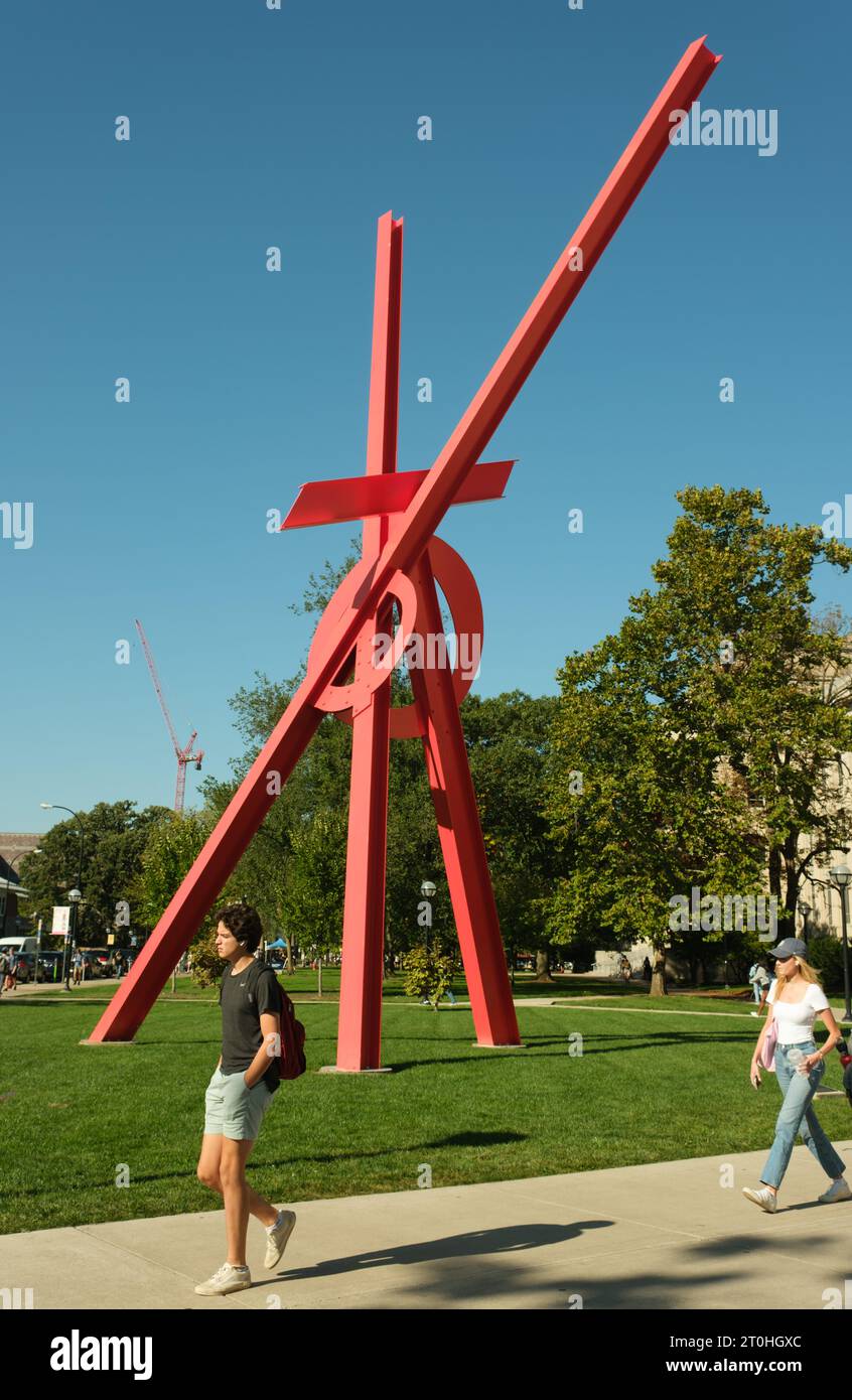Sculpture extérieure Orion à l'Université du Michigan, avec des étudiants qui passent devant Banque D'Images