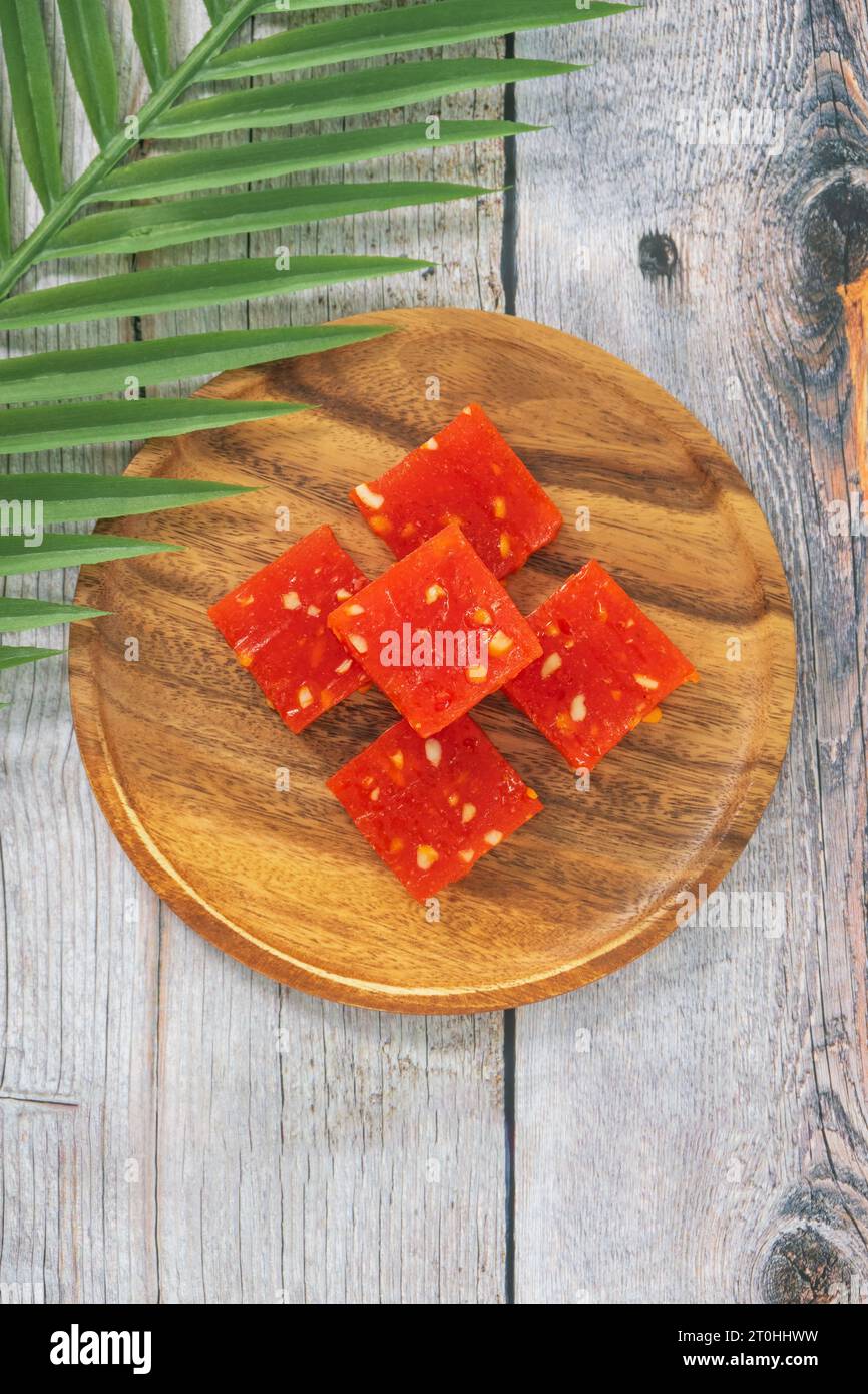 Bombay Halwa est un dessert indien populaire servi dans une assiette et décoré. Bombay halwa désert dans un fond isolé. Plat sucré du festival indien. Banque D'Images