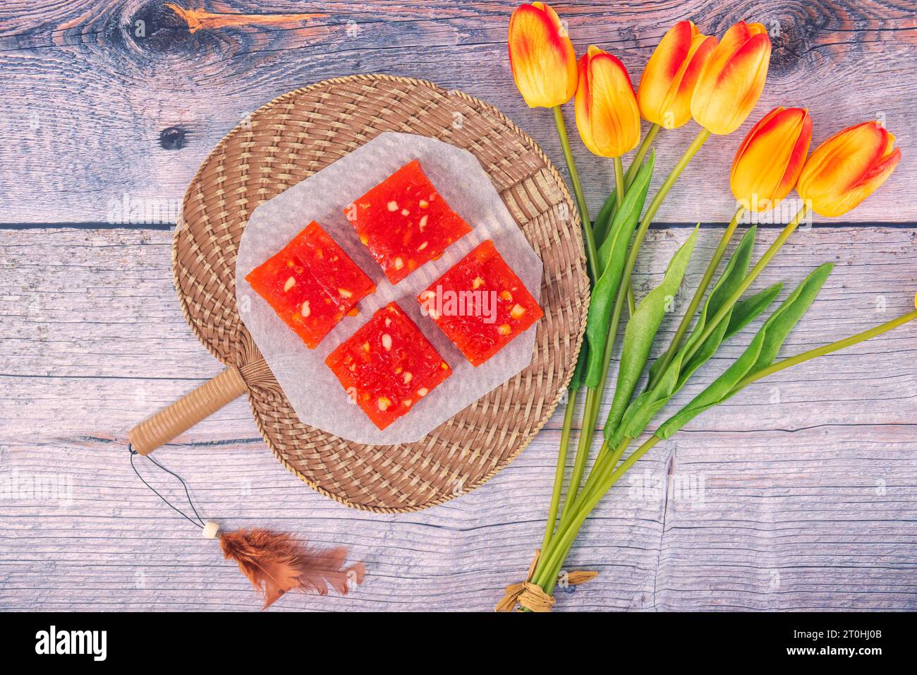 Bombay Halwa est un dessert indien populaire servi dans une assiette et décoré. Bombay halwa désert dans un fond isolé. Plat sucré du festival indien. Banque D'Images