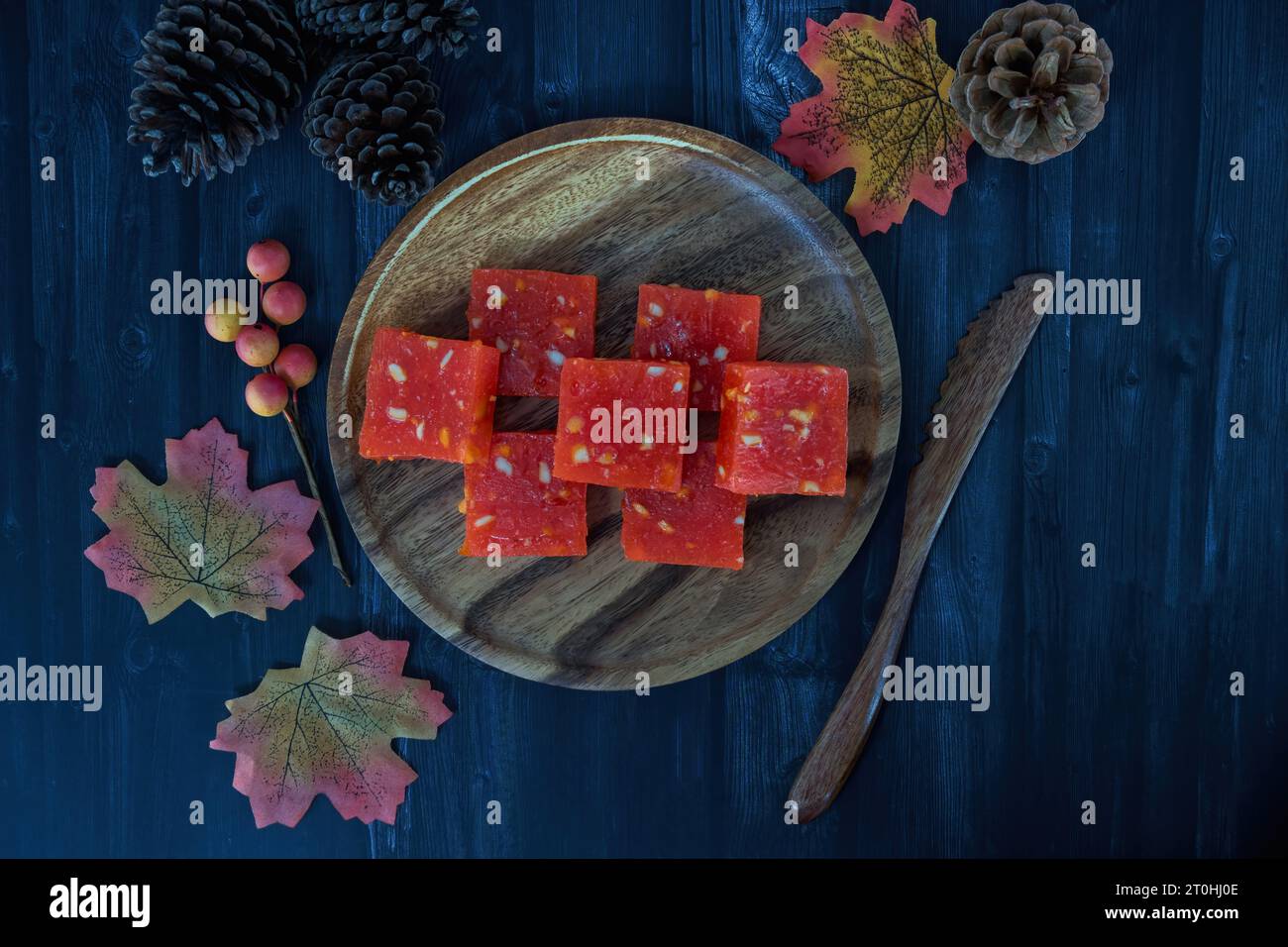 Bombay Halwa est un dessert indien populaire servi dans une assiette et décoré. Bombay halwa désert dans un fond isolé. Plat sucré du festival indien. Banque D'Images