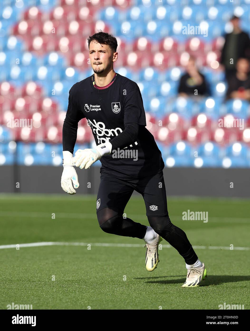 Le gardien de but de Burnley James Trafford se réchauffe avant le match de Premier League à Turf Moor, Burnley. Date de la photo : Samedi 7 octobre 2023. Banque D'Images