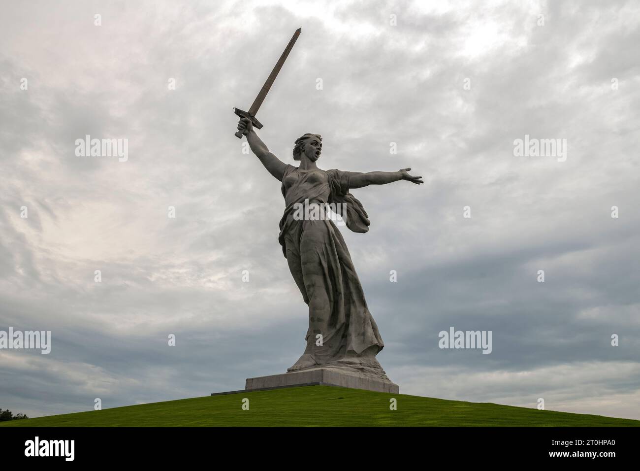 VOLGOGRAD, RUSSIE - 04 JUIN 2023 : le monument 'la mère patrie appelle!' Sur Mamayev Kurgan par un matin nuageux tôt de juin Banque D'Images VOLGOGRAD, RUSSIE - 04 JUIN 2023 : le monument 'la mère patrie appelle!' Sur Mamayev Kurgan par un matin nuageux tôt de juin Banque D'Images