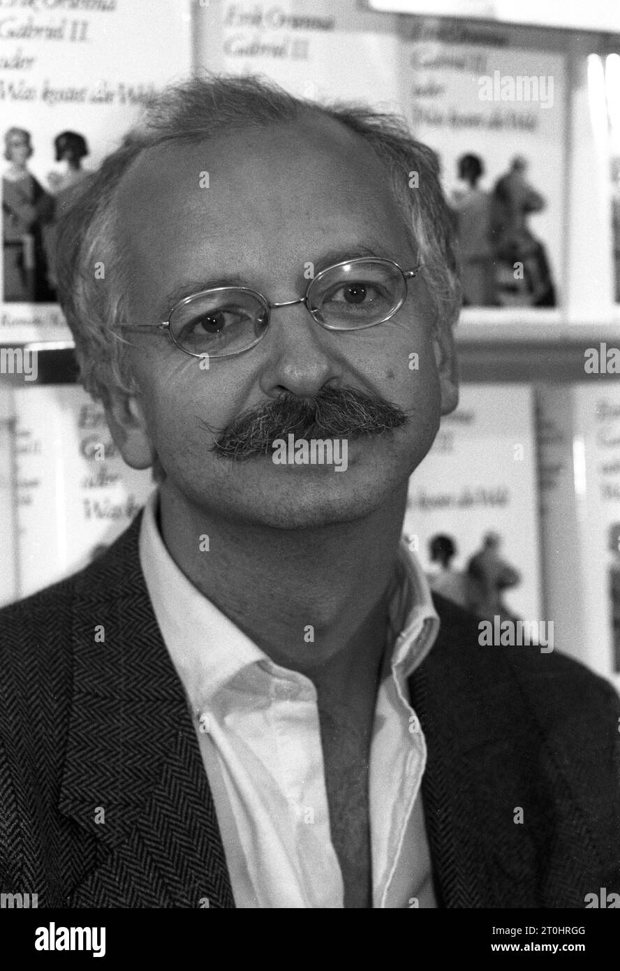 Érik Orsenna Autor 10/89 RAG Erik Orsenna im Oktober 1989 auf der Frankfurter Buchmesse Frankreich Französisch französischer Mann Schriftsteller Wissenschaftler Wirtschaftswissenschaftler Wirtschaft Literatur Messe auteur français écrivain scientifique hoch Porträt neutre Buchstand Bücherstand Bücher sw *** Érik Orsenna auteur 10 89 RAG Erik Orsenna en octobre 1989 Frankfurt Book Fair France français écrivain français scientifique économiste économie science littérature foire auteur français écrivain scientifique haut portrait neutre livre livres sw Credit : Imago/Alamy Live News Banque D'Images