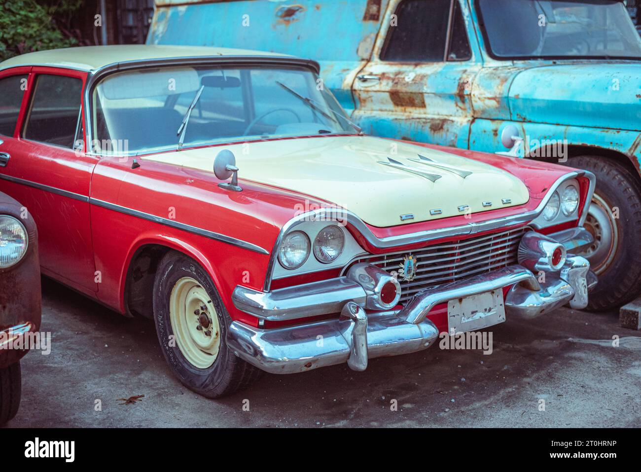Bangkok, Thaïlande - 6 août 2023 : 1958 Dodge Coronet au marché nocturne de Srinakarin train. Banque D'Images
