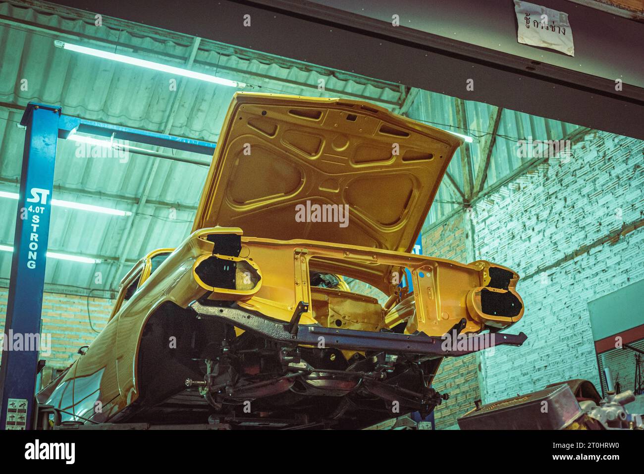 Bangkok, Thaïlande - 6 août 2023 : 1959 Chevrolet El Camino en service de réparation au marché nocturne de Srinakarin train. Banque D'Images
