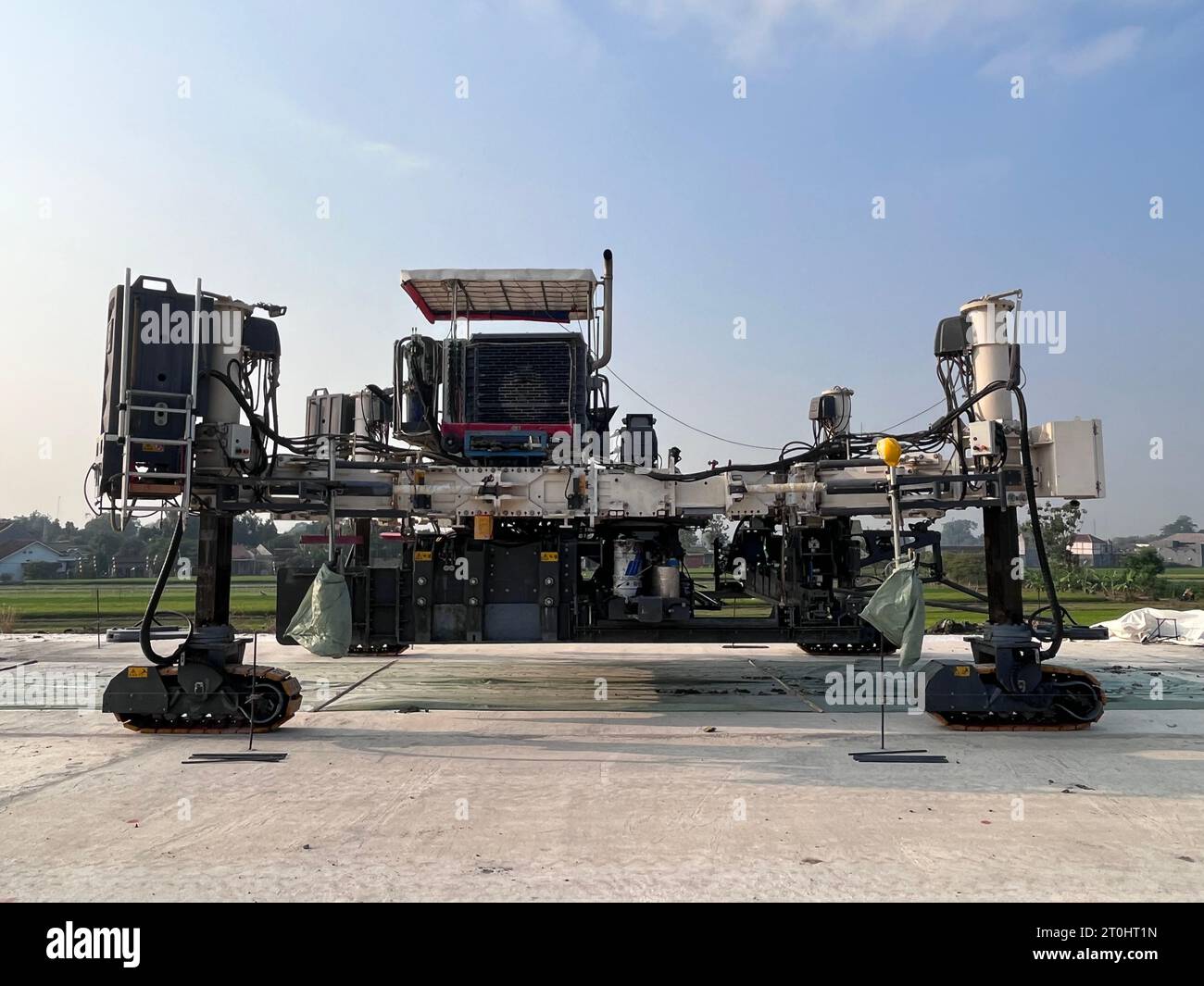 machine. Finisseur Slipform sur des travaux routiers sur un chantier de construction. Pavage routier en béton dans le nouveau quartier. Réparation de routes en béton à l'aide de nouvelles technologies Banque D'Images