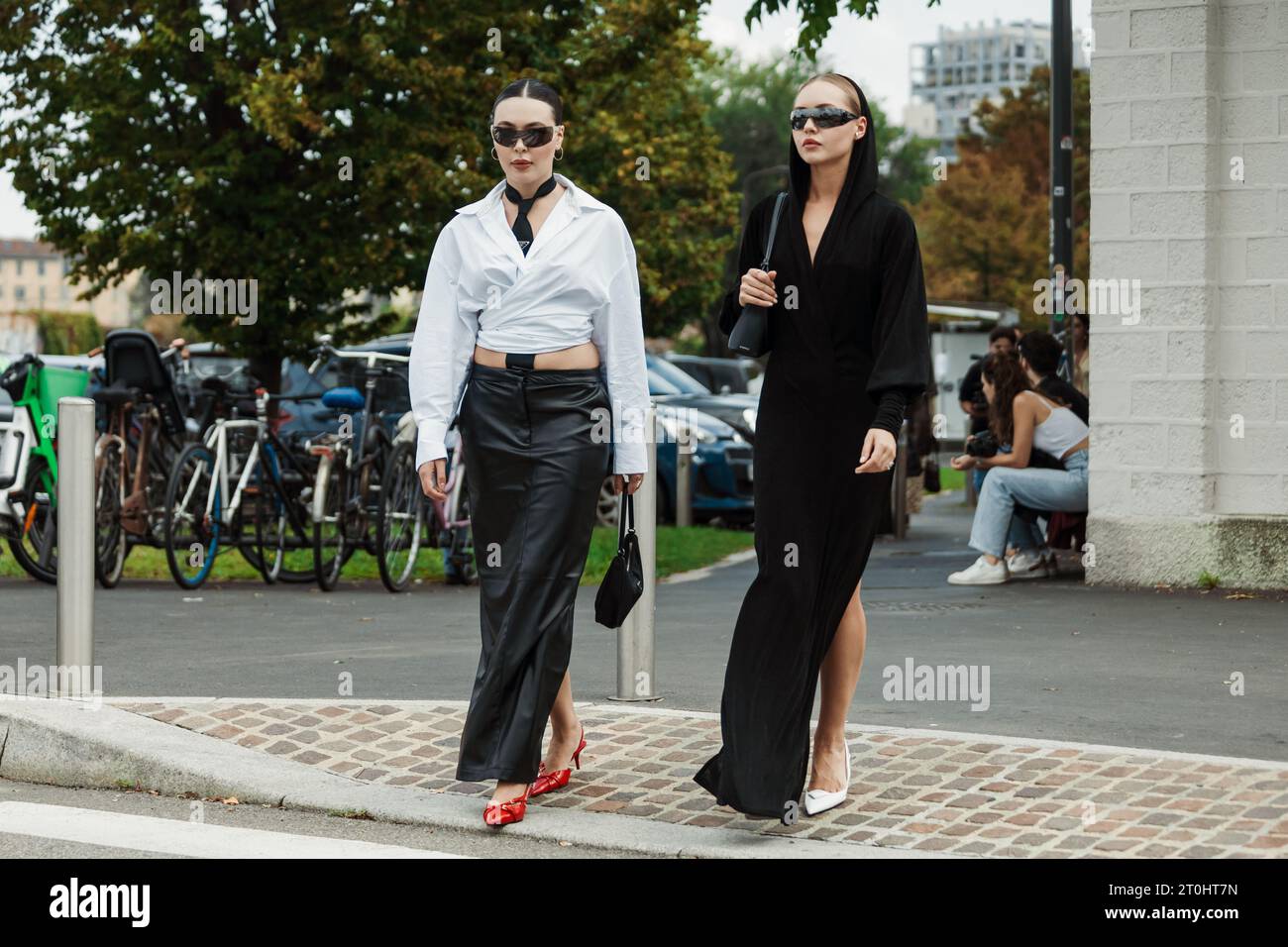 Invités vus à l'extérieur du salon PRADA pendant la Fashion week de Milan vêtements pour femmes Printemps/été 2024. Banque D'Images