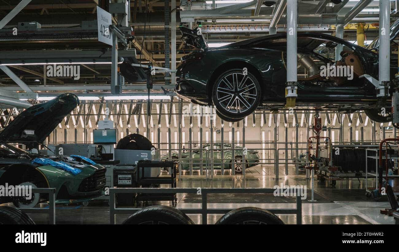 Détail d'une voiture de sport Aston Martin progressant dans la chaîne de production de l'usine de Gaydon. Banque D'Images