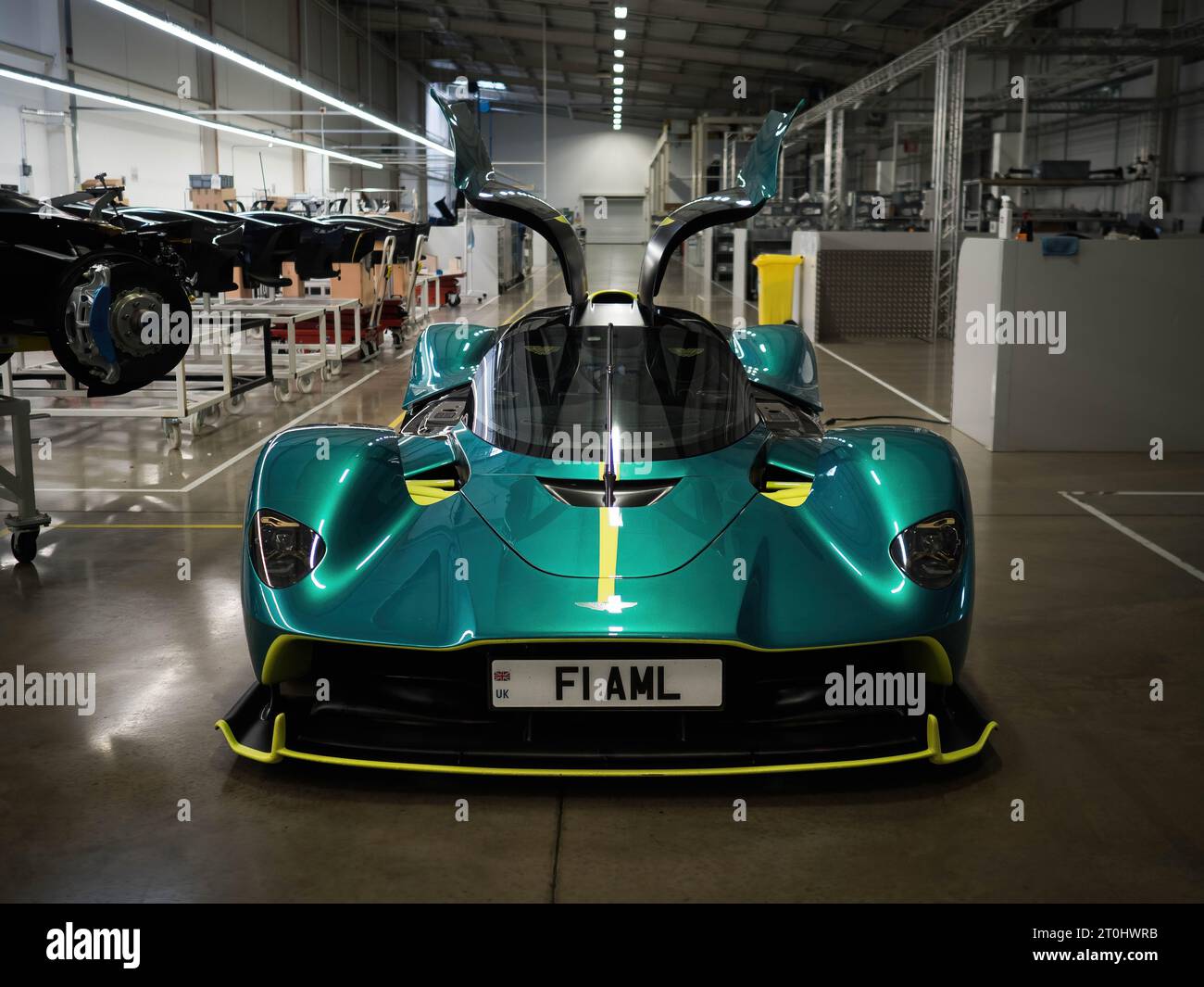 Une Aston Martin Valkyrie avec ses portes en ailes de gulard ouvertes, à l'usine de Gaydon Banque D'Images