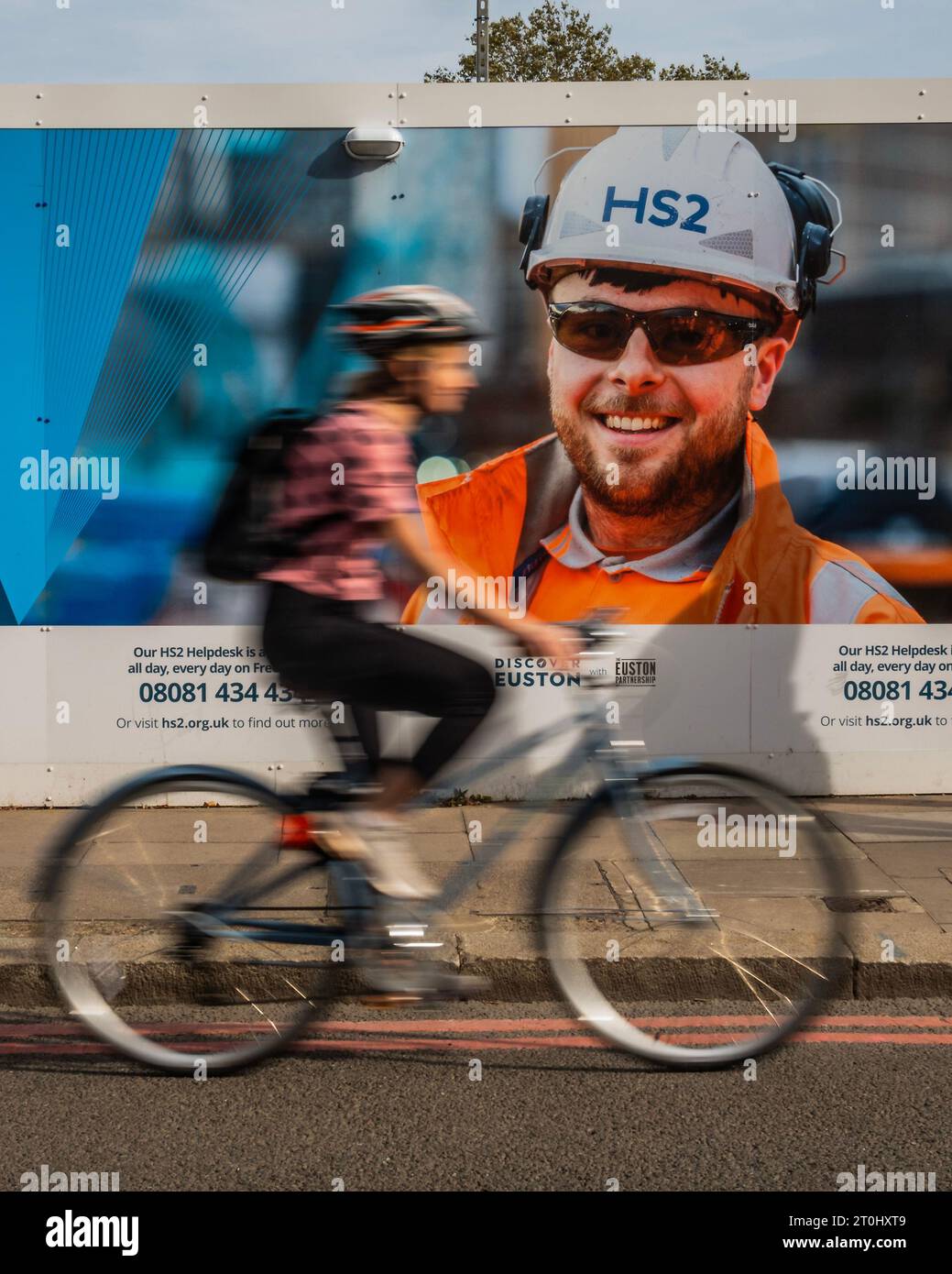 Londres, Royaume-Uni. 7 octobre 2023. Conduite, marche et vélo, alternatives au rail - des panneaux avec des slogans tels que assis joli et des offres de grandes opportunités de carrière ligne de la HS2 à la gare Euston. Après les récentes coupures du gouvernement, il est maintenant possible que ce tronçon de la ligne ne s'ouvre jamais. Cela soulève la question de savoir ce qui arrivera au site de construction derrière les panneaux. Crédit : Guy Bell/Alamy Live News Banque D'Images