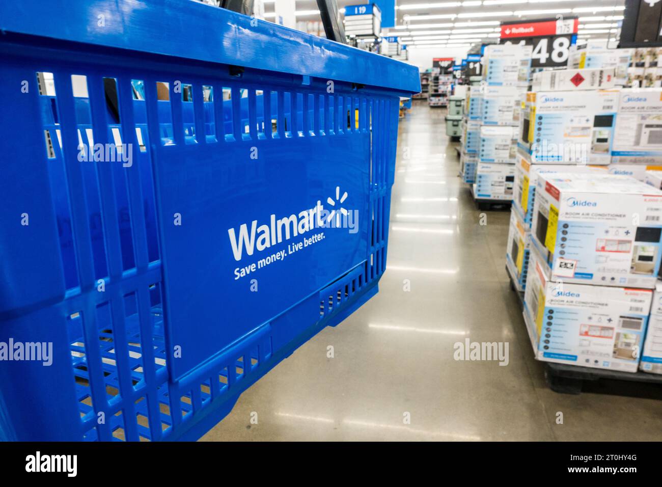Panier Walmart. Intérieur du magasin Walmart de supermarché Banque D'Images