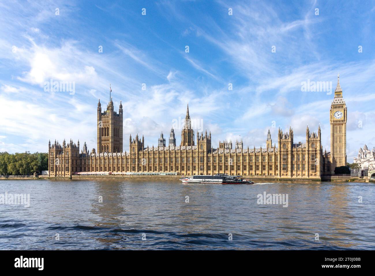 Bateau de croisière Uber passant devant les chambres du Parlement sur la Tamise, South Bank, London Borough of Lambeth, Greater London, Angleterre, Royaume-Uni Banque D'Images