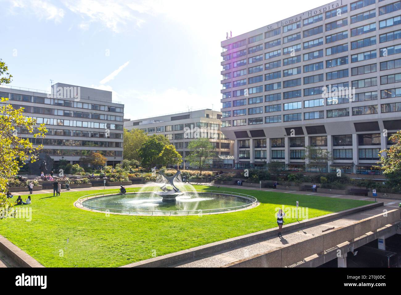 St Thomas NHS Hospital and Fountain of St Thomas Gardens South Bank, London Borough of Lambeth, Greater London, Angleterre, Royaume-Uni Banque D'Images