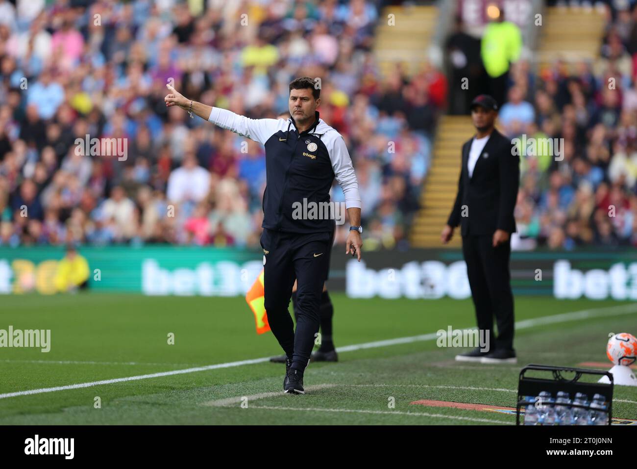 Mauricio Pochettino, entraîneur de Chelsea, marque des points lors du match de Premier League entre Burnley et Chelsea au Turf Moor, Burnley, le samedi 7 octobre 2023. (Photo : Pat Scaasi | MI News) crédit : MI News & Sport / Alamy Live News Banque D'Images