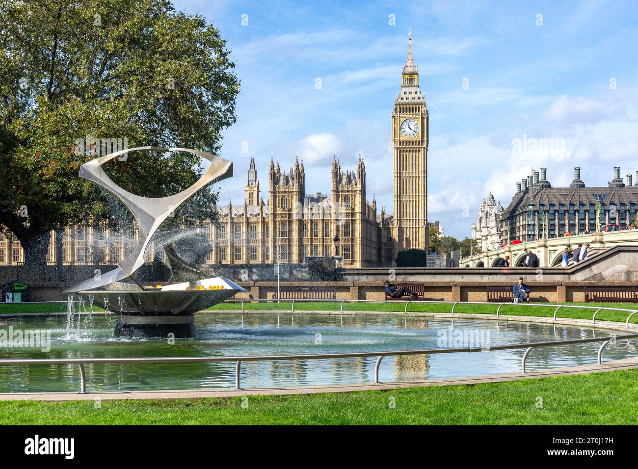 Big Ben et les chambres du Parlement de Fountain of St Thomas Gardens, South Bank, London Borough of Lambeth, Greater London, Angleterre, Royaume-Uni Banque D'Images