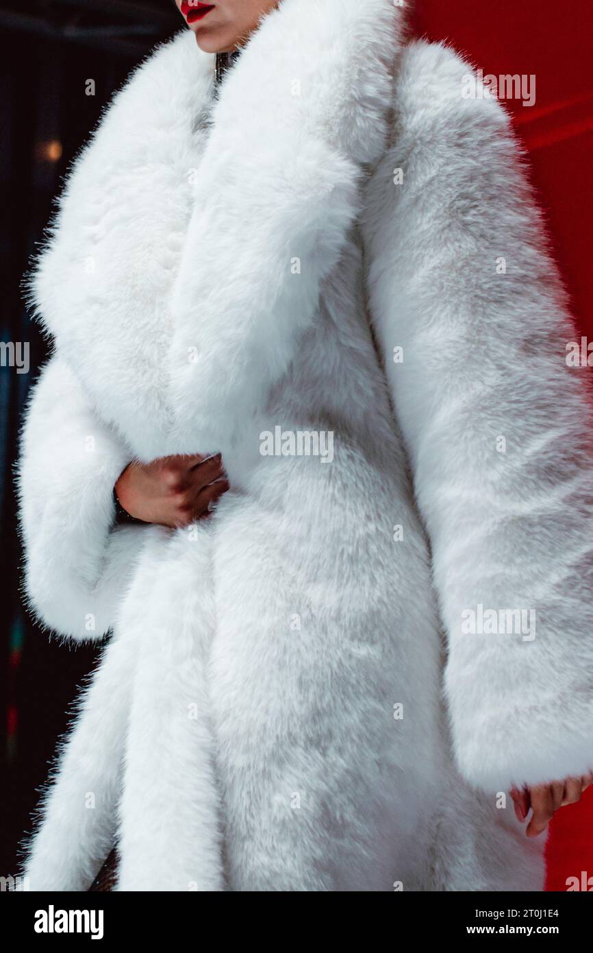 Détails de mode d'un manteau blanc pelucheux en fourrure d'hiver. Mode décontracté hiver pour femme Banque D'Images