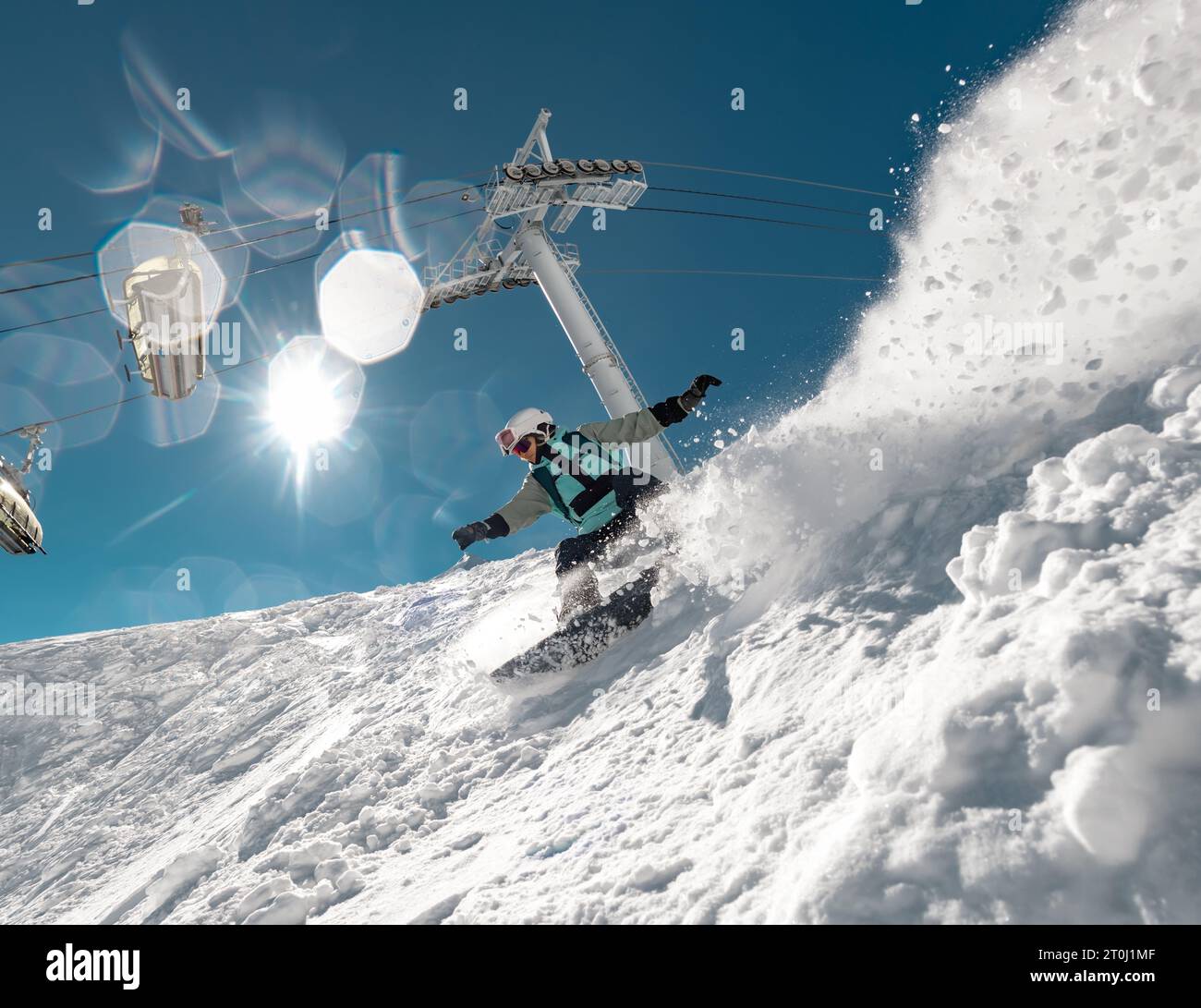 Fille snowboarder femme monte sur la pente hors piste dans le grand nuage de la pente de poudreuse. Concept de ski freeride extrême Banque D'Images