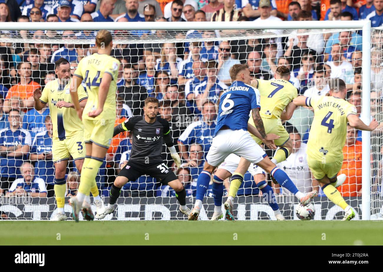 Ben Whiteman (à droite) de Preston North End marque le deuxième but de leur équipe lors du Sky Bet Championship match à Portman Road, Ipswich. Date de la photo : Samedi 7 octobre 2023. Banque D'Images