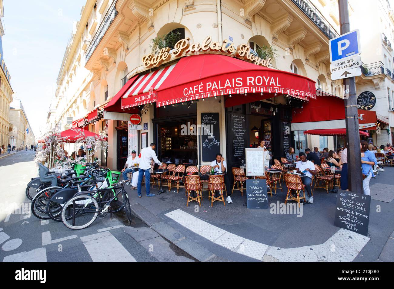 Célèbre café Palais Royal situé dans le premier arrondissement, dans l'épicentre de la ville à la rue Saint honore. Banque D'Images