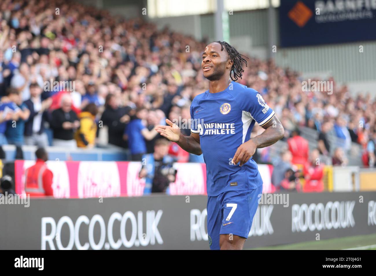Raheem Sterling de Chelsea marque le troisième but de son équipe lors du match de Premier League entre Burnley et Chelsea à Turf Moor, Burnley, le samedi 7 octobre 2023. (Photo : Pat Scaasi | MI News) crédit : MI News & Sport / Alamy Live News Banque D'Images