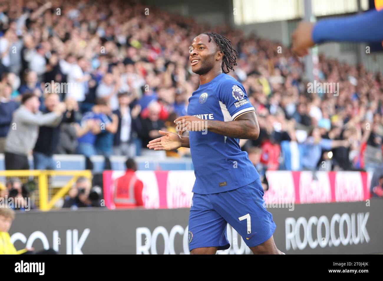 Raheem Sterling de Chelsea marque le troisième but de son équipe lors du match de Premier League entre Burnley et Chelsea à Turf Moor, Burnley, le samedi 7 octobre 2023. (Photo : Pat Scaasi | MI News) crédit : MI News & Sport / Alamy Live News Banque D'Images