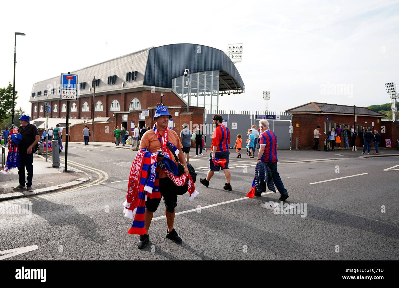 Vendeurs de marchandises à l'extérieur du terrain avant le match de Premier League à Selhurst Park, Londres. Date de la photo : Samedi 7 octobre 2023. Banque D'Images