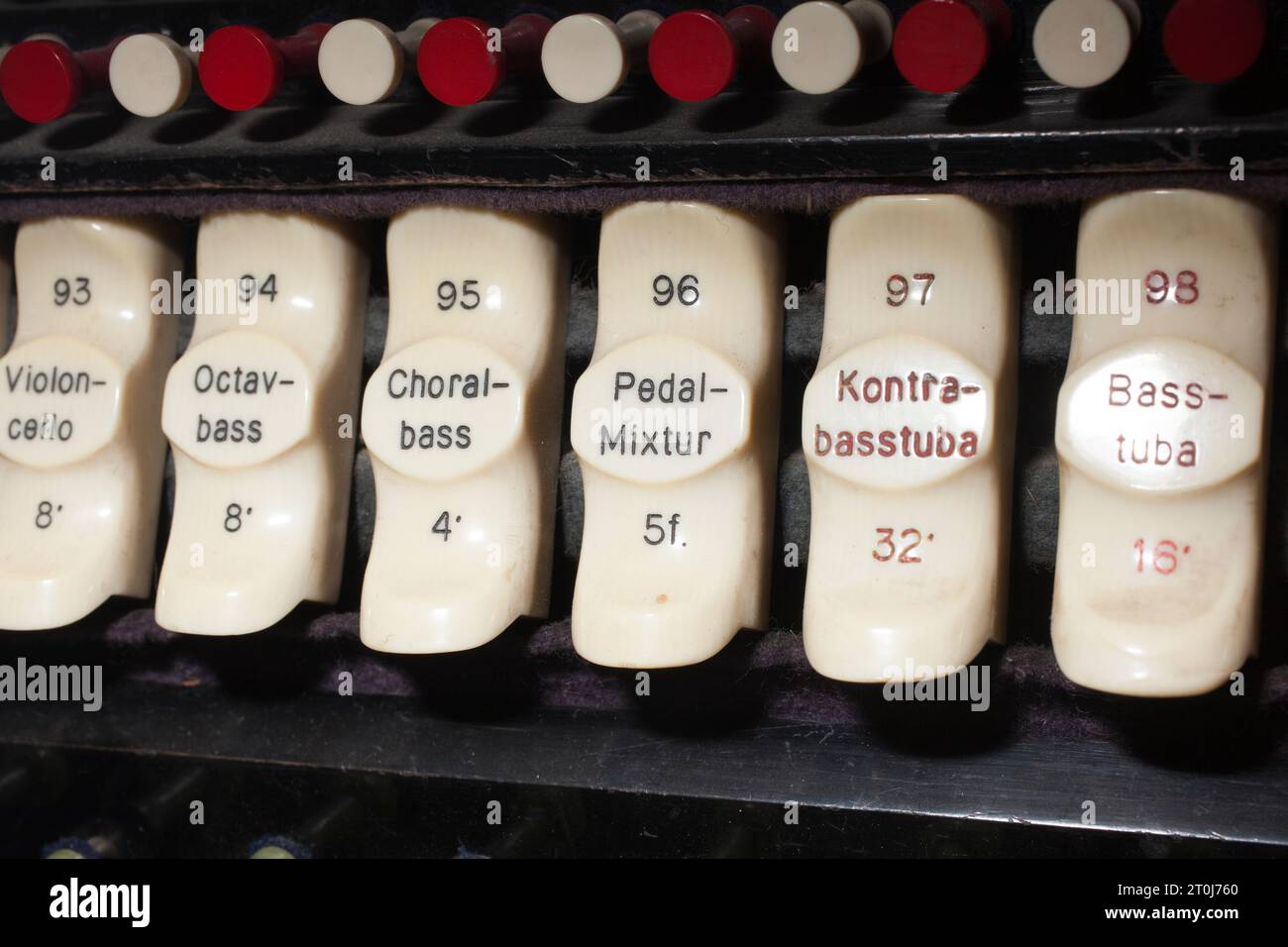 Détail du clavier de la console d'un orgue à tuyaux à action électrique par E. F. Walcker & Cie., op. 2150, 1927, Musée de l'orgue Borgentreich, quartier de Höxter, non Banque D'Images