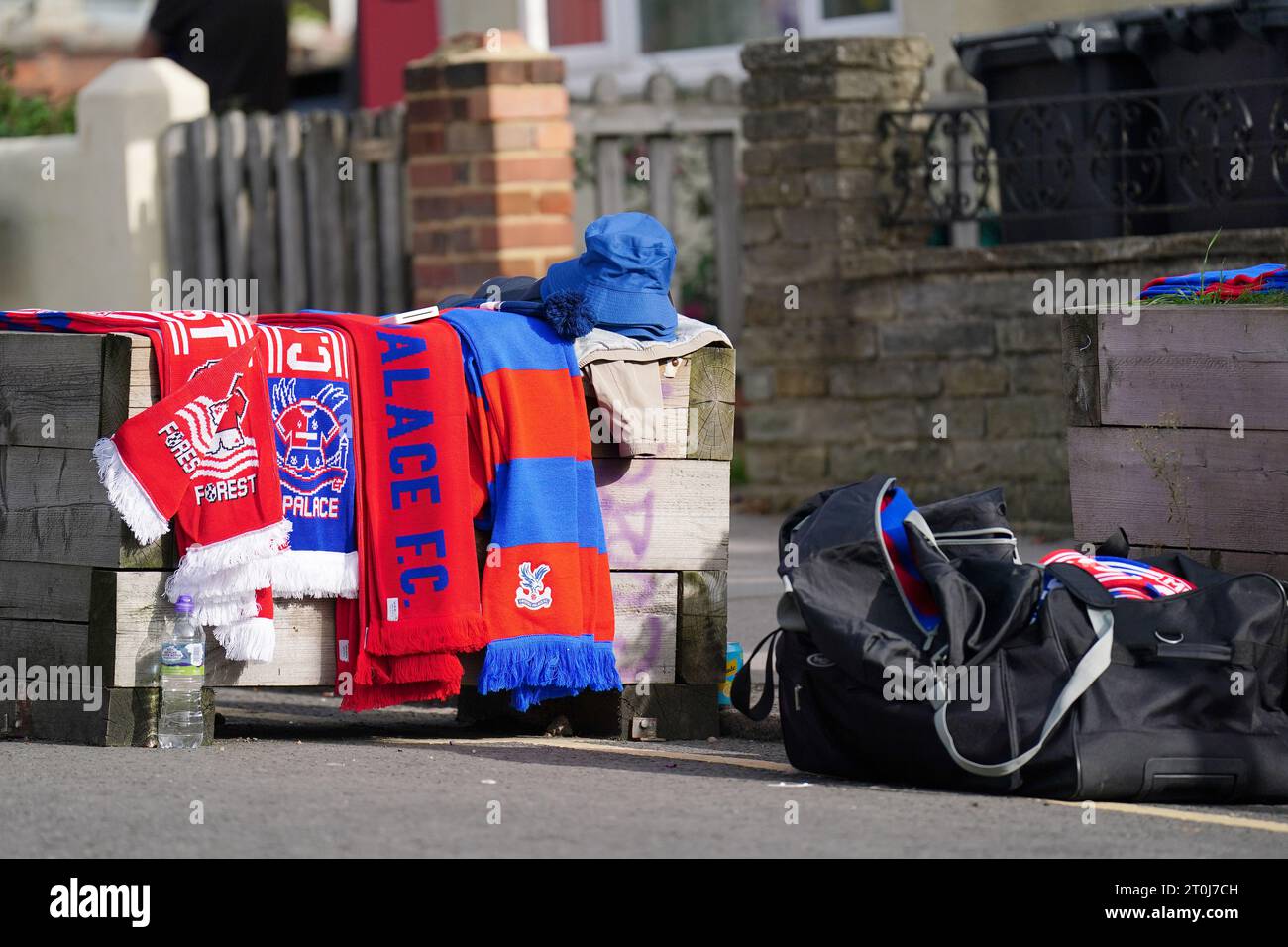 Marchandise à vendre à l'extérieur du terrain avant le match de Premier League à Selhurst Park, Londres. Date de la photo : Samedi 7 octobre 2023. Banque D'Images