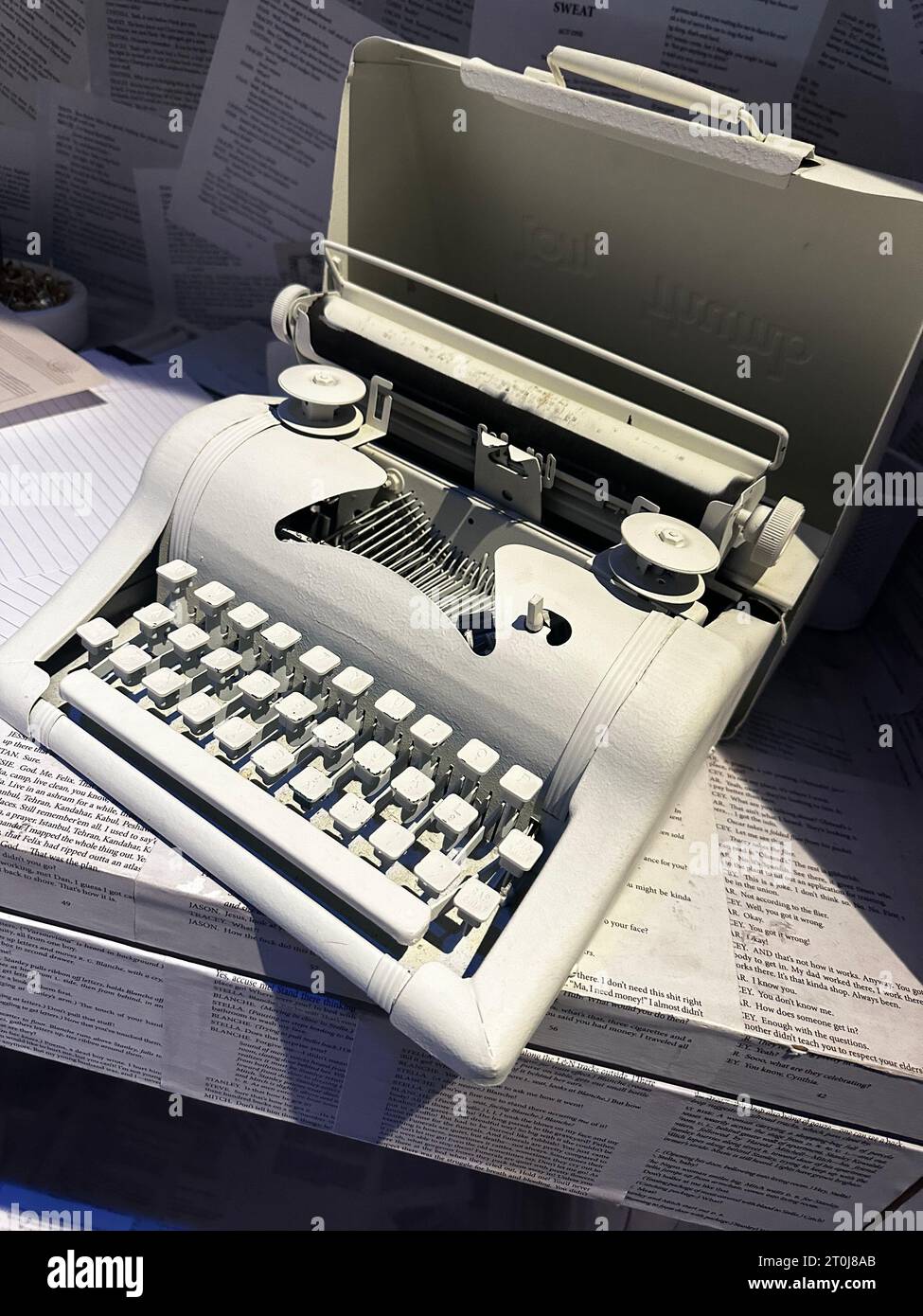 Machine à écrire manuelle vintage avec clés et bobines de ruban affichées sur le bureau, représentant la technologie d'écriture classique et les outils de communication historiques Banque D'Images