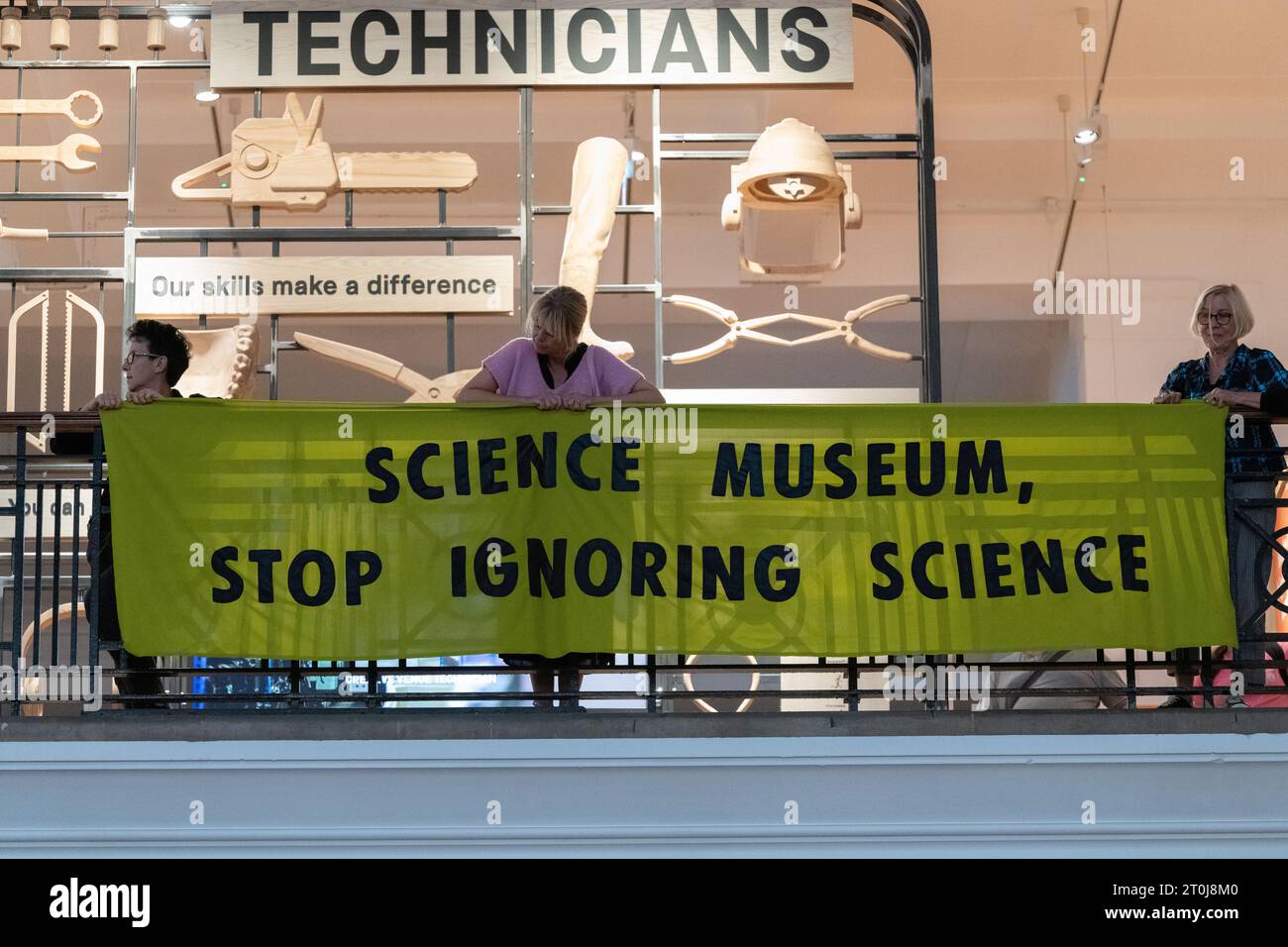 Londres, Royaume-Uni. 7 octobre 2023. Neuf chorales climatiques d'environ 100 chanteurs organisent une performance non autorisée à l'intérieur du Musée des sciences appelant à la fin du parrainage des combustibles fossiles du musée. Actuellement, la galerie Wonderlab est sponsorisée par Equinor, la compagnie pétrolière publique norvégienne qui prévoit de développer les champs pétrolifères de Rosebank au large des côtes écossaises, tandis que la galerie Energy Revolution sera sponsorisée par Adani Green Energy, dont la société mère Adani Group développe la production de charbon. Crédit : Ron Fassbender/Alamy Live News Banque D'Images