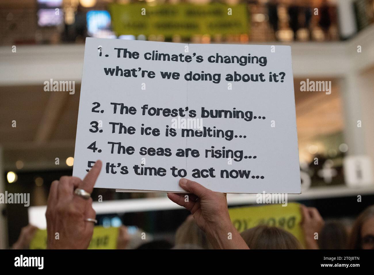 Londres, Royaume-Uni. 7 octobre 2023. Neuf chorales climatiques d'environ 100 chanteurs organisent une performance non autorisée à l'intérieur du Musée des sciences appelant à la fin du parrainage des combustibles fossiles du musée. Actuellement, la galerie Wonderlab est sponsorisée par Equinor, la compagnie pétrolière publique norvégienne qui prévoit de développer les champs pétrolifères de Rosebank au large des côtes écossaises, tandis que la galerie Energy Revolution sera sponsorisée par Adani Green Energy, dont la société mère Adani Group développe la production de charbon. Crédit : Ron Fassbender/Alamy Live News Banque D'Images