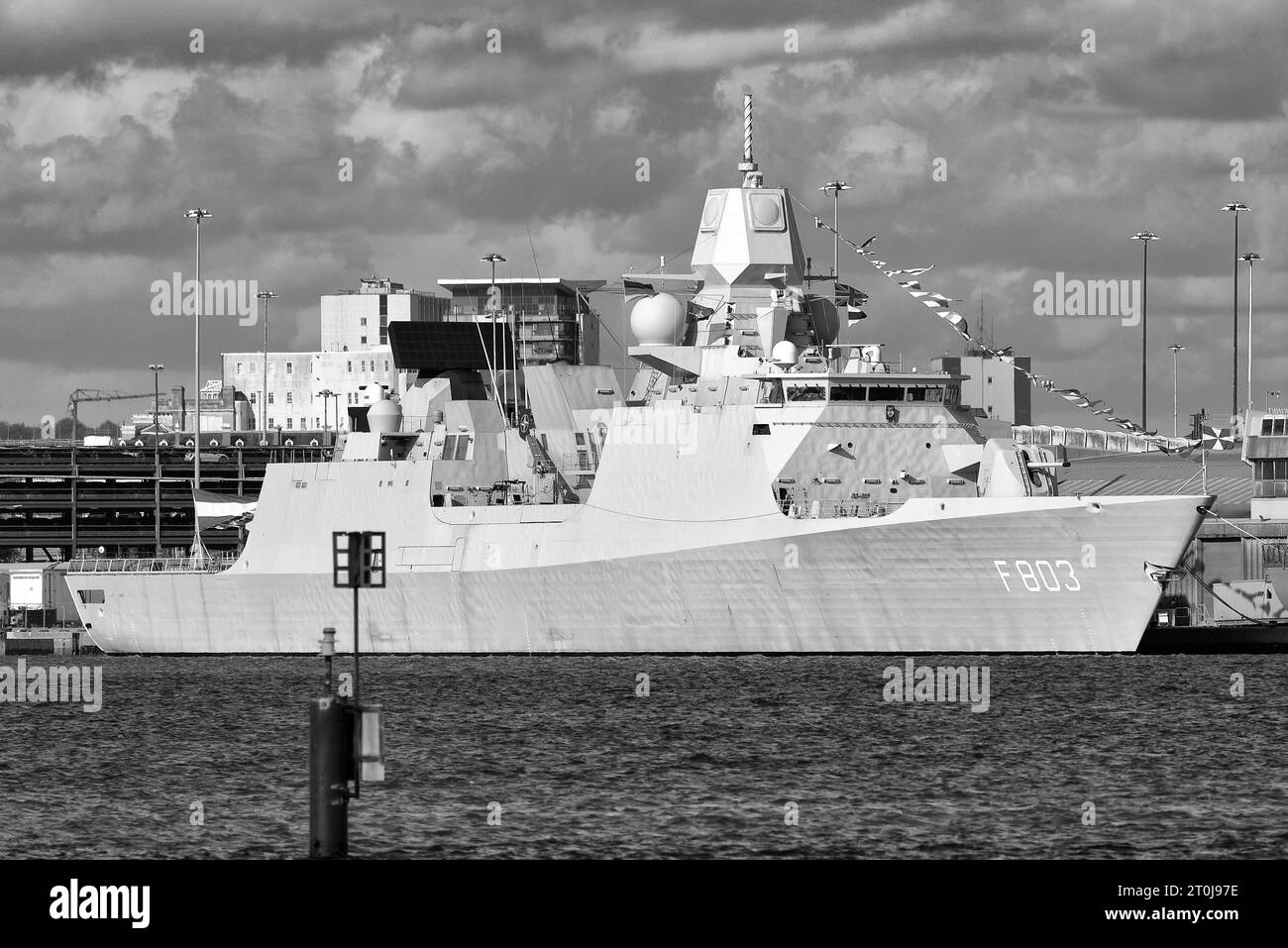 Photo en noir et blanc de la frégate de défense aérienne HNLMS Tromp (F803) amarrée à Southampton, au Royaume-Uni, avec d'autres navires de guerre de l'OTAN Banque D'Images