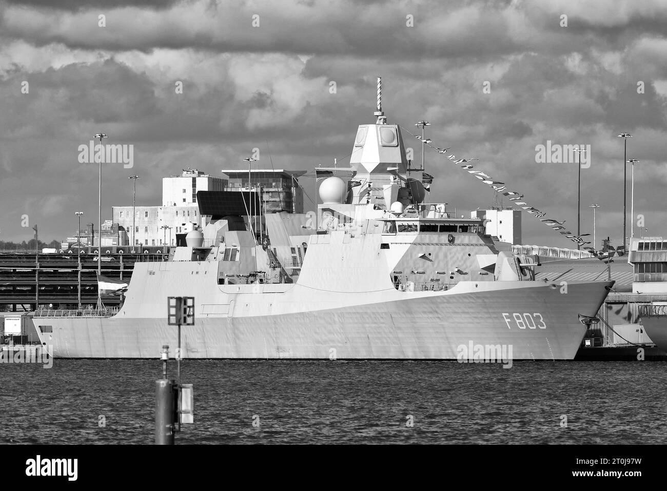 Photo en noir et blanc de la frégate de défense aérienne HNLMS Tromp (F803) amarrée à Southampton, au Royaume-Uni, avec d'autres navires de guerre de l'OTAN Banque D'Images