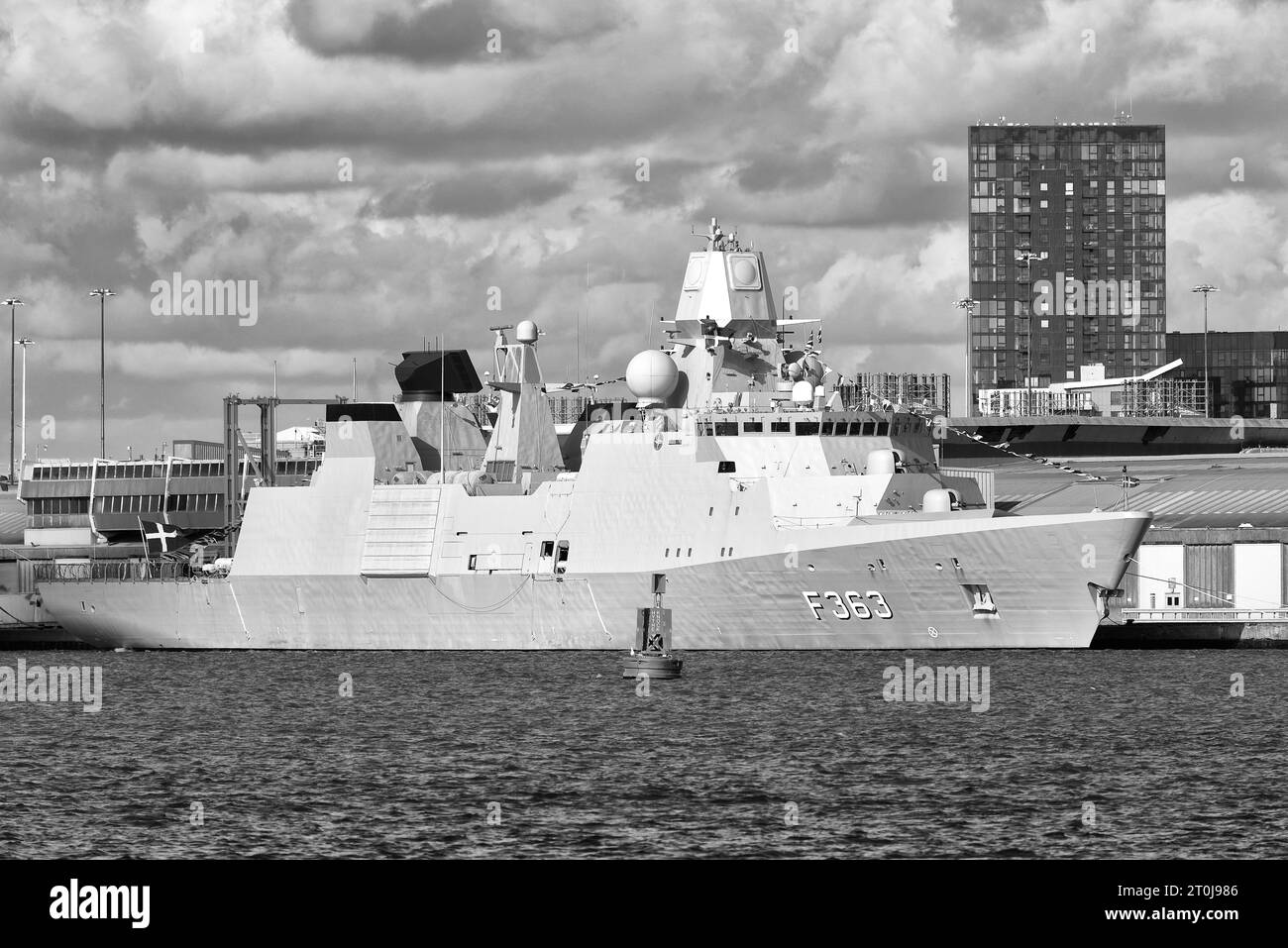 Photo en noir et blanc de la frégate de défense aérienne royale danoise HDMS Niels Juel (F363) amarrée à Southampton, au Royaume-Uni, avec d'autres navires de guerre de l'OTAN. Banque D'Images