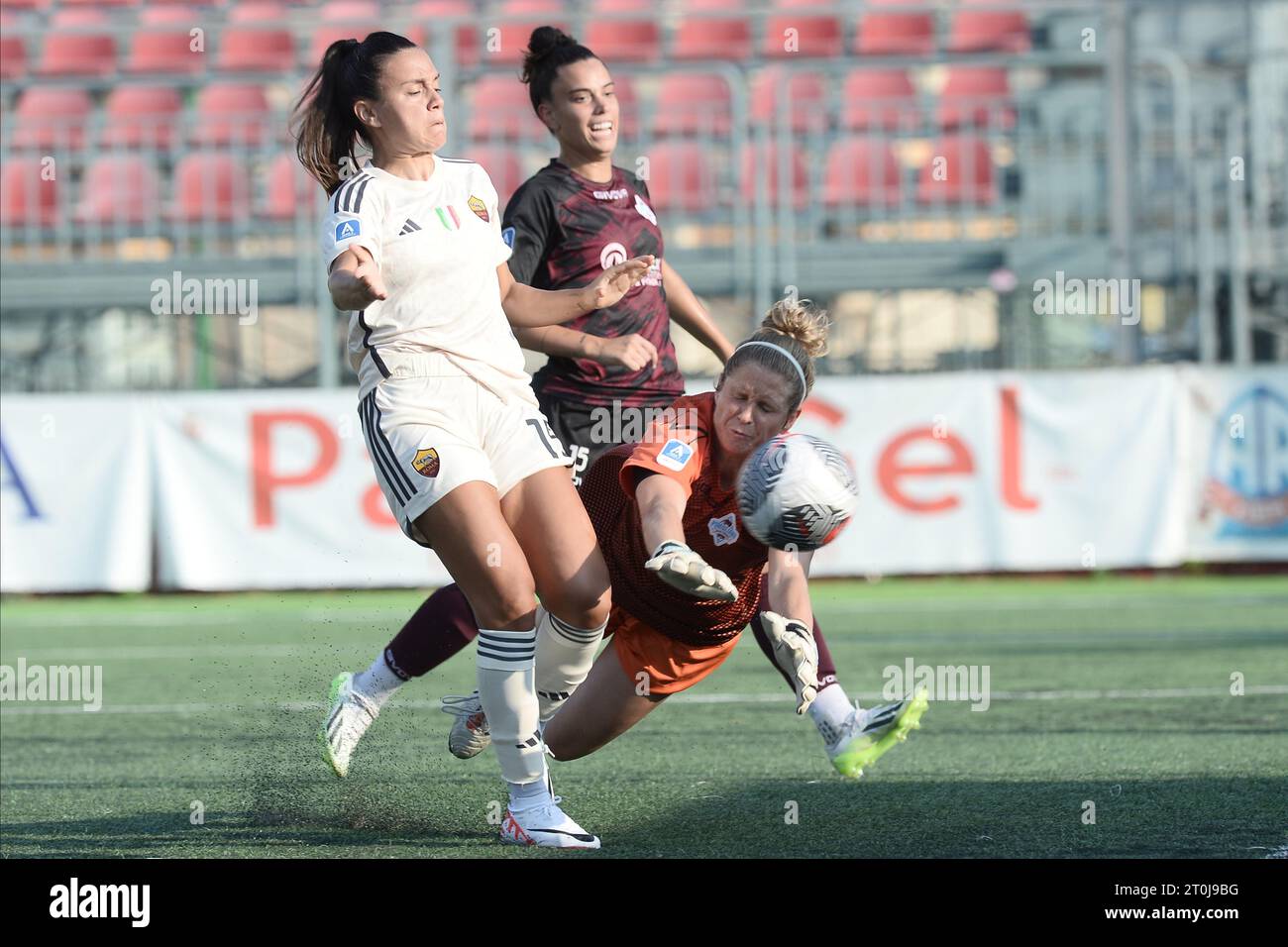 Annamria Serturini de L'AS Roma concourt pour le ballon avec Anna Rosa James Buhigas de Pomigliano Calcio lors de la Serie A Women entre Pomigliano CF et AS Roma au stade Amerigo Liguori Banque D'Images