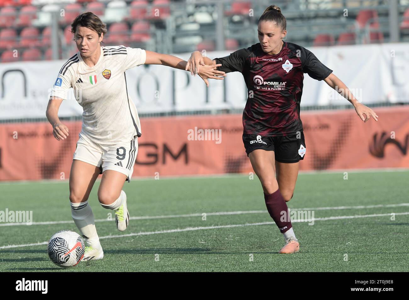 Valentina Giacinti de L'AS Roma concourt pour le ballon avec Iris Madeleine Rabot de Pomigliano Calcio lors de la Serie A Women entre Pomigliano CF vs AS Roma au stade Amerigo Liguori Banque D'Images