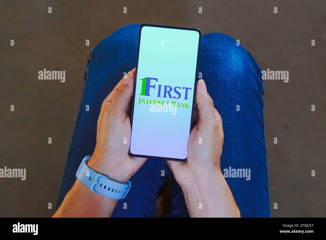 Sur cette photo, le logo First Internet Bank est affiché sur l'écran d'un smartphone. Banque D'Images