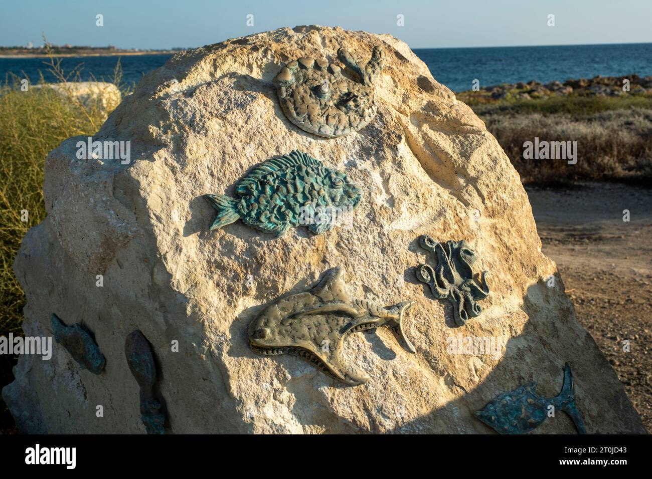 Œuvre d'art marin sur le sentier côtier à Chlorakas, Paphos, Chypre. Banque D'Images