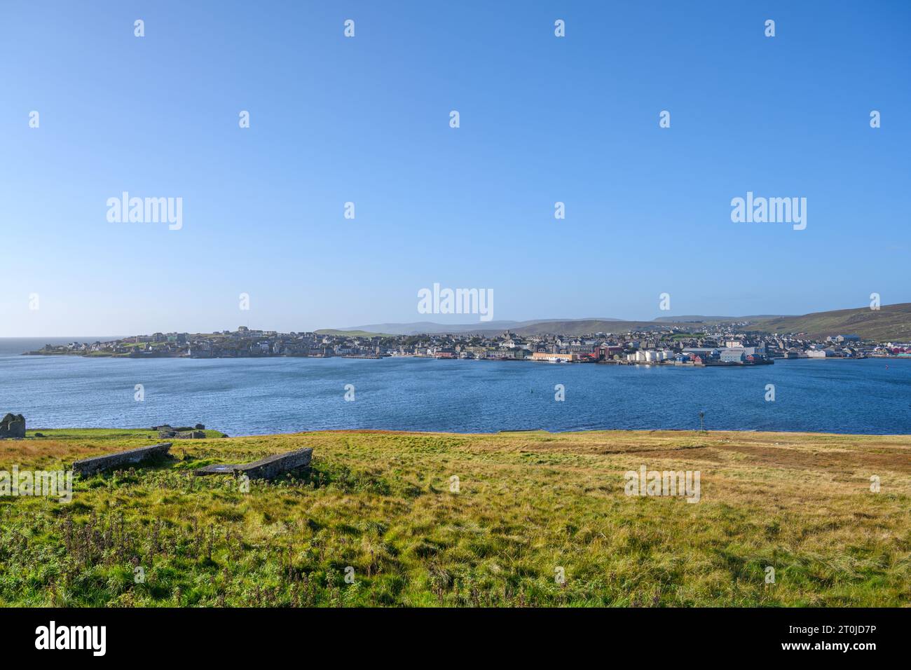 Vue vers Lerwick, sur le continent, depuis un emplacement de canon de la Seconde Guerre mondiale sur la côte ouest de Bressay, Shetland, Écosse, Royaume-Uni Banque D'Images