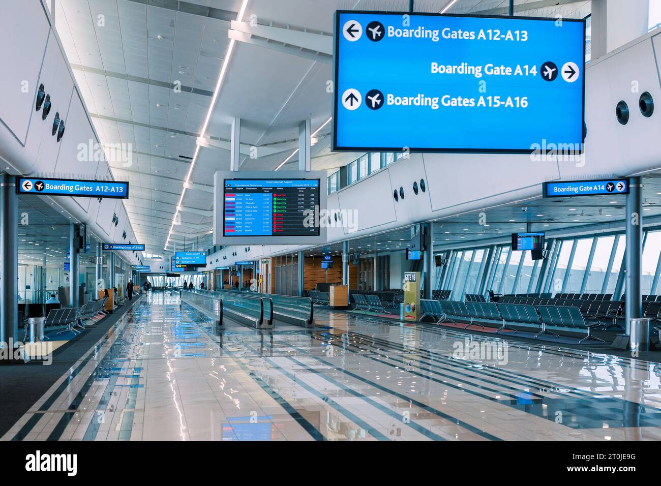 Panneau de signalisation de la porte d'embarquement sur l'aéroport. Mise au point peu profonde, arrière-plan flou. Concept de voyage Banque D'Images