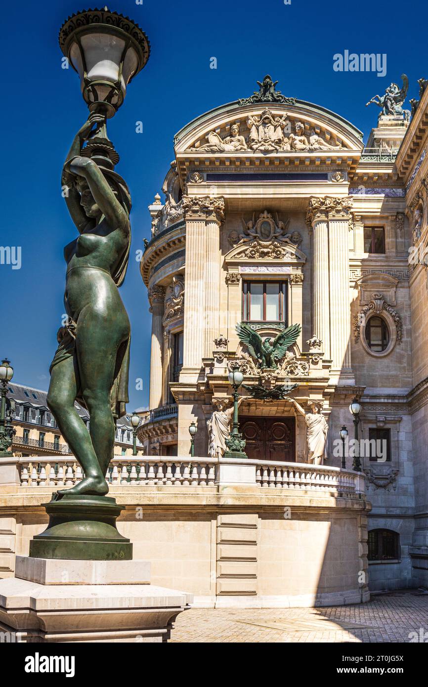 Une vue captivante sur l'Opéra de Paris avec sa statue royale au premier plan. Banque D'Images