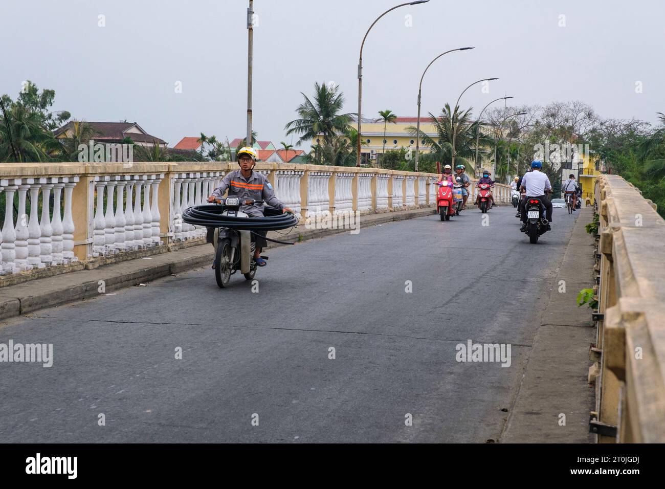 Hoi an, Vietnam. Trafic moto sur le pont. Banque D'Images