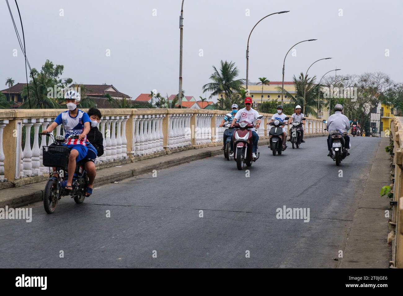 Hoi an, Vietnam. Trafic moto sur le pont. Banque D'Images
