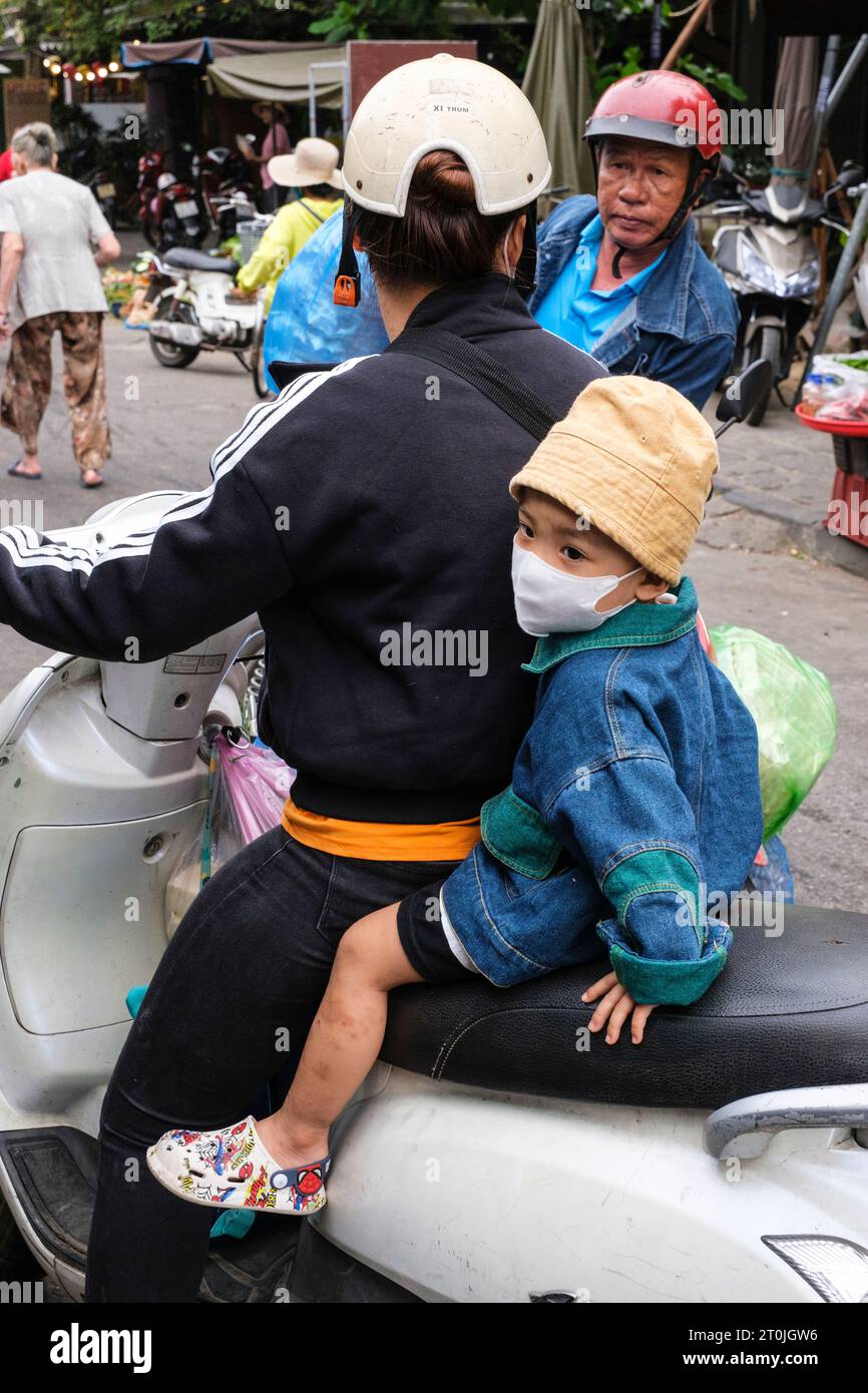 Hoi an, Vietnam. Moto Little Boy Riding, pas de casque. Banque D'Images