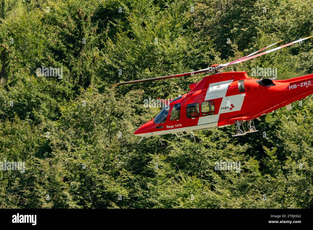 Mollis, Suisse, 18 août 2023 hélicoptère de sauvetage aérien HB-ZRZ REGA Agusta Westland AW109SP dans les alpes Banque D'Images