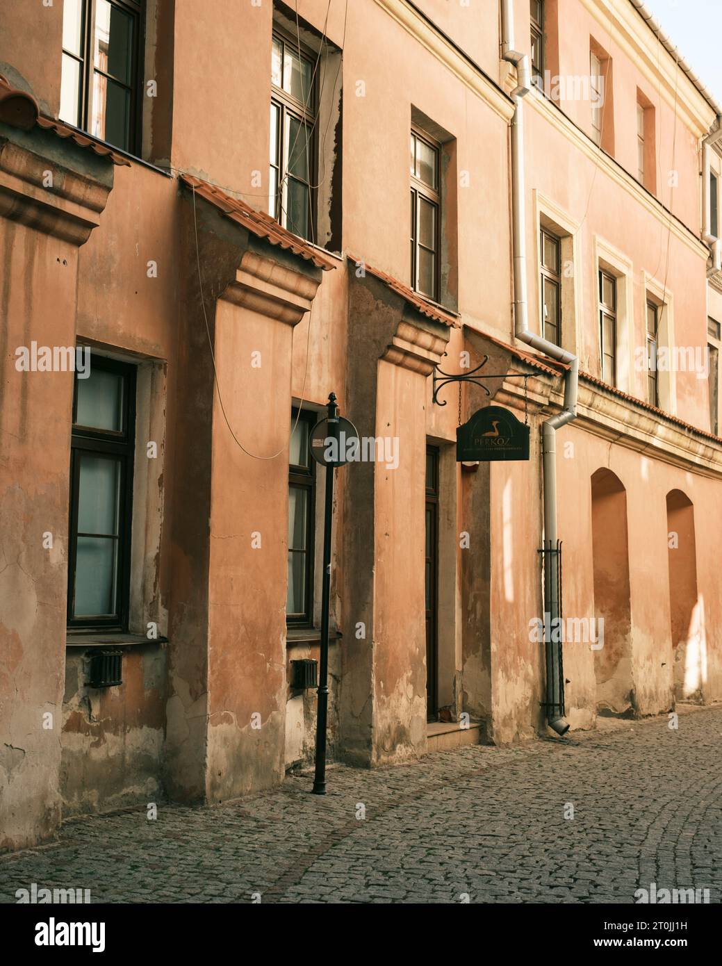 Scène de rue pavée dans la vieille ville de Lublin, Pologne Banque D'Images