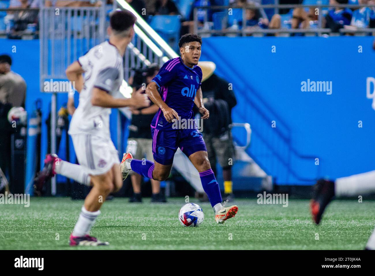 Charlotte, Caroline du Nord, États-Unis. 4 octobre 2023. Le défenseur du Charlotte FC Jaylin Lindsey (24) avec le ballon contre le Toronto FC lors de la deuxième moitié du match de football de la Ligue majeure au Bank of America Stadium à Charlotte, en Caroline du Nord. (Scott KinserCal Sport Media). Crédit : csm/Alamy Live News Banque D'Images