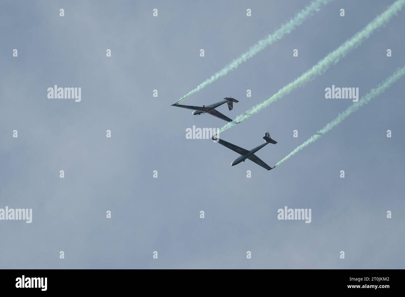 Mollis, Suisse, le 18 août 2023 A LAISSÉ le Blanic L13 Glider voler acrobatique lors d'une exposition aérienne Banque D'Images