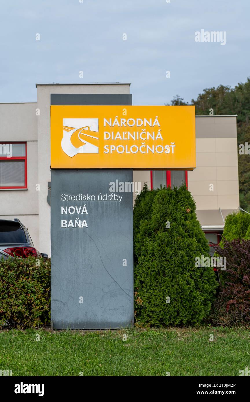 Nova Bana, Slovaquie - 1 octobre 2023 : panneau de la Société nationale des autoroutes. (Narodna Dialnicna spolocnost). Banque D'Images Nova Bana, Slovaquie - 1 octobre 2023 : panneau de la Société nationale des autoroutes. (Narodna Dialnicna spolocnost). Banque D'Images